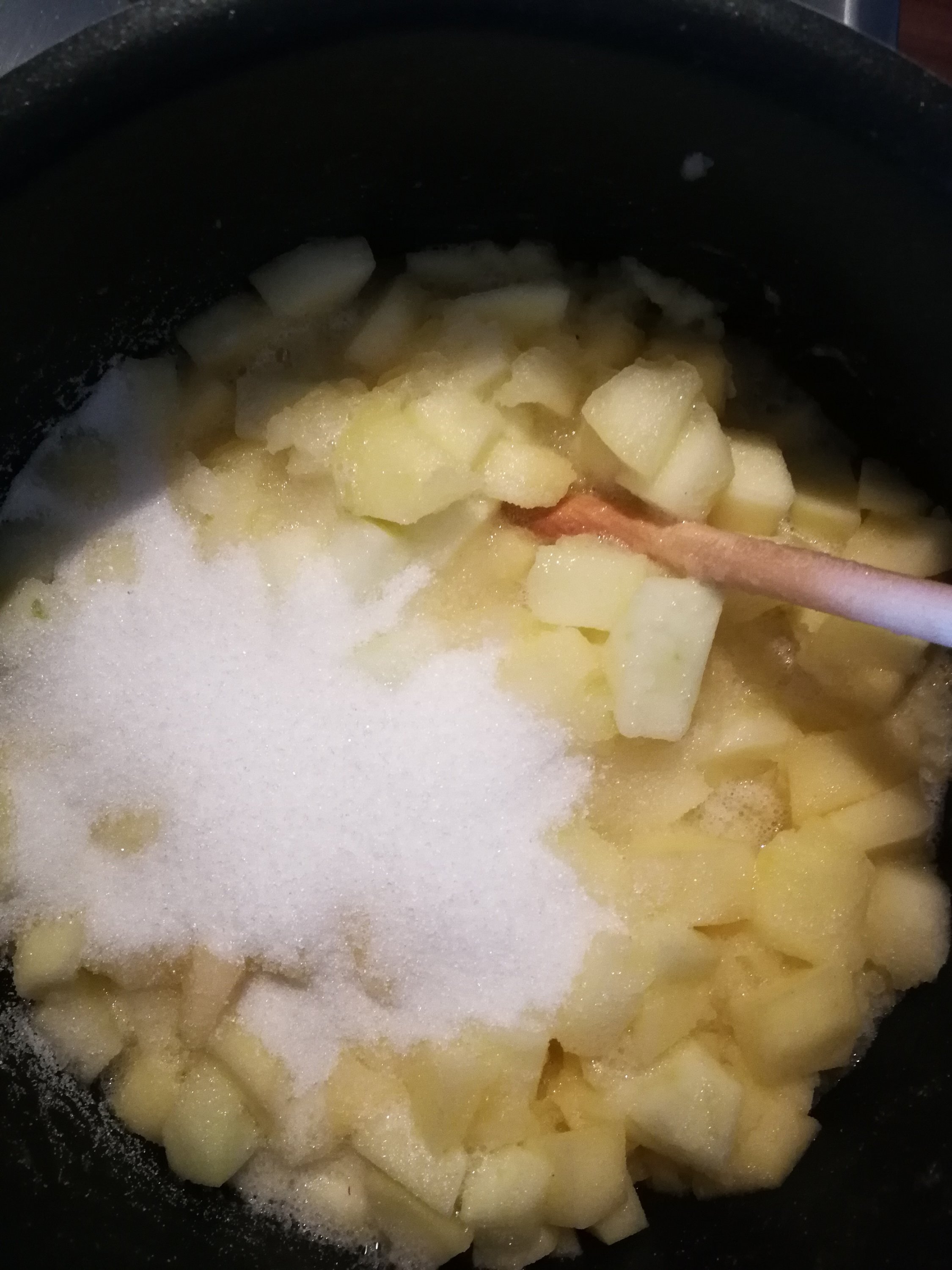gekochte Äpfel Zucker hinzufügen