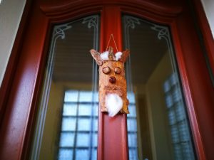 gebasteltes Gesicht aus Baumrinde aus Naturmaterial hängend Türkranz