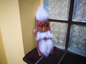 gebasteltes Waldgesicht aus Baumrinde mit Bart Naturmaterial