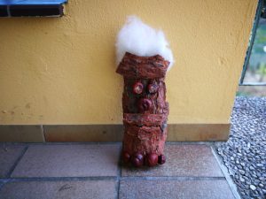 gebasteltes Waldgesicht aus Naturmaterial