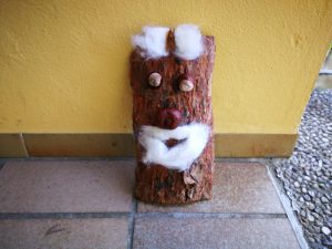 gebasteltes Gesicht aus Baumrinde mit Naturmaterial und Bart