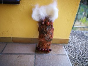 gebasteltes Gesicht aus Naturmaterial Waldgesicht Kastanien Tannenzapfen Baumrinde