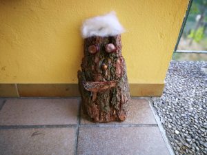 selbst gebasteltes Waldgesicht mit Eichelnase