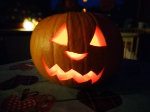 beleuchteter Halloween-Kürbis