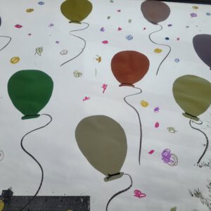 Lustballons und Konfetti - Fensterbild