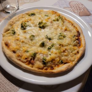 Mais Broccoli Pizza mit Hähnchenbrust