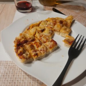 Pizza geschnitten